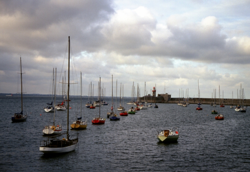 Yacht kikötő - Dún Laoghaire, Botondék mellett